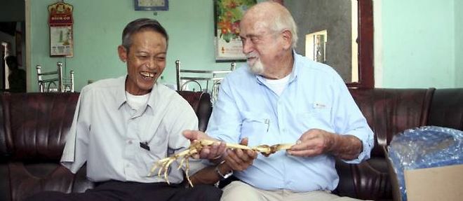 Le docteur Sam Axelrad "rend" les os du bras de l'ancien soldat Nguyen Quang Hung.