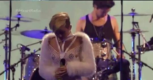 Vidéo Miley Cyrus chante Wrecking Ball dans un ensemble ultra osé