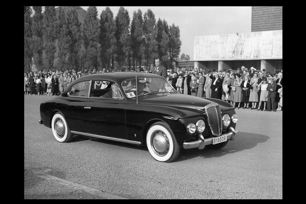 Lot 20 - Lancia Aurelia B52 coupe Bertone 1951- estimation 175,000 - 245,000 euros. Expose au Salon de Turin 1951, ce coupe a moteur V6 2 litres est unique du fait de sa carrosserie fabriquee par Bertone.