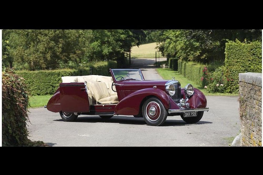 Lot 22 - Bentley 4 1/4 -Litre Drophead Coupe James Young 1937- estimation 275,000 - 350,000 euros. Ce cabriolet 4 places est l'un des quatre exemplaires a carrosserie "ponton" habille par James Young. Il dispose notamment des portes a parallelogramme brevetees par le carrossier anglais.