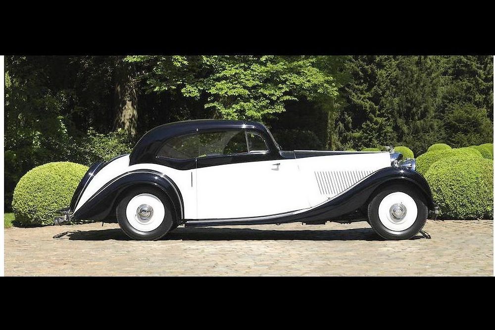 Lot 19 - Bentley 4 1/4 -Litre 'Aerofoil' Sports Saloon Gurney Nutting 1937- estimation 300,000 - 400,000 euros. Quatre coupes Bentley Aerofoil furent construits en 1937, mais ce modele habille par Gurney Nutting, le "carrossier des maharajas", est unique. Il est un bel exemple du style aerodynamique tres prise pendant l'entre-deux-guerres.