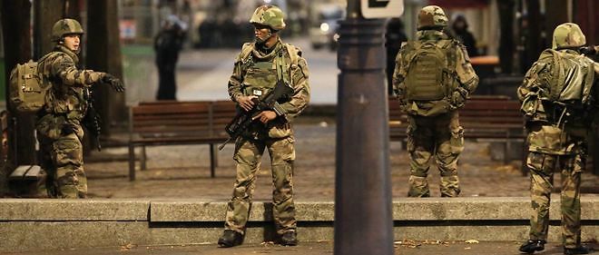 L'armee est toujours mise a contribution pour patrouiller dans Paris, pres d'une semaine apres les attentats. 