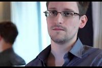 Edward Snowden, ancien employe de la CIA et de la NSA, est poursuivi aux Etats-Unis pour avoir devoile un vaste systeme d'espionnage des citoyens.