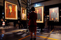 Un visiteur observe une oeuvre d'Amedeo Modigliani, le 22 octobre 2002 au Musee du Luxembourg a Paris, exposee lors de la retrospective d'une centaine de tableaux, dont pres d'un quart montres pour la toute premiere fois, "Modigliani, l'ange au visage grave", du 23 octobre 2002 au 02 mars 2003. (C)JACQUES DEMARTHON