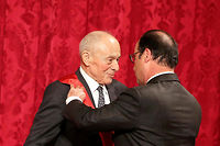 Le 9 octobre 2015, Francois Hollande remettait la grand-croix de la Legion d'honneur a Michel Rocard au palais de l'Elysee.