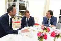 Emmanuel Macron entoure du Premier ministre Edouard Philippe et du porte-parole du gouvernement Christophe Castaner. Photo prise lundi 28 aout.