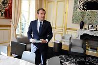  Emmanuel Macron dans son bureau presidentiel 
