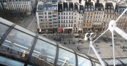 La Chenille D Escalators Du Centre Pompidou Va Faire Peau Neuve