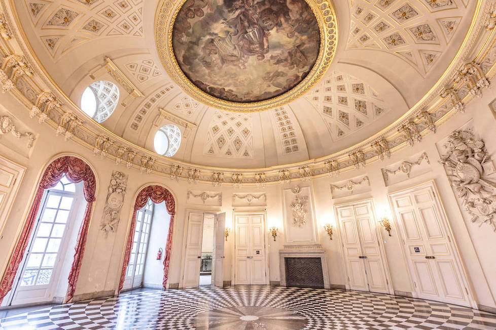 <p>
<B>Siecle des Lumieres.</B> Le Palais de Charles de Lorraine, construit a partir de 1757, abrite aujourd'hui le Musee du XVIIIeme siecle. Sa spectaculaire rotonde, salle decoree a l'italienne, est composee de differentes sortes de marbres belges.</p>
<p> </p>