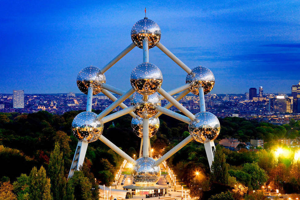 <p>
<B>Panorama.</B> Vous vous demandez ce qu'est ce mysterieux amas de boules tronant dans Bruxelles ? Construit a l&#039;occasion de l'Exposition universelle de 1958, l'Atomium represente la maille conventionnelle du cristal de fer, agrandie 165 milliards de fois ! Du haut de sa sphere superieure, juchee a 92 metres du sol, on peut admirer une vue epoustouflante sur la ville, et meme, par beau temps, la cathedrale d'Anvers !</p>
