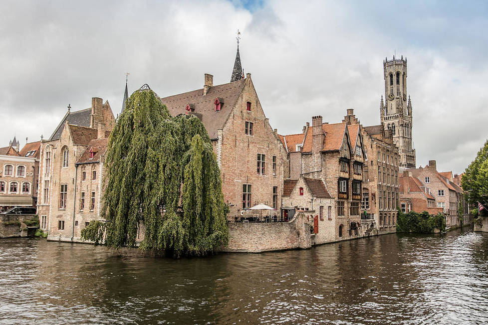 <p>C'est en naviguant sur les canaux de Bruges que l'on decouvre des edifices emblematiques et des facades historiques. Depuis le quai du Rosaire, on peut admirer la Maison des Tanneurs (Huidenvettershuis), datant de 1630, et le Beffroi qui domine la cite.</p>
<p> </p>