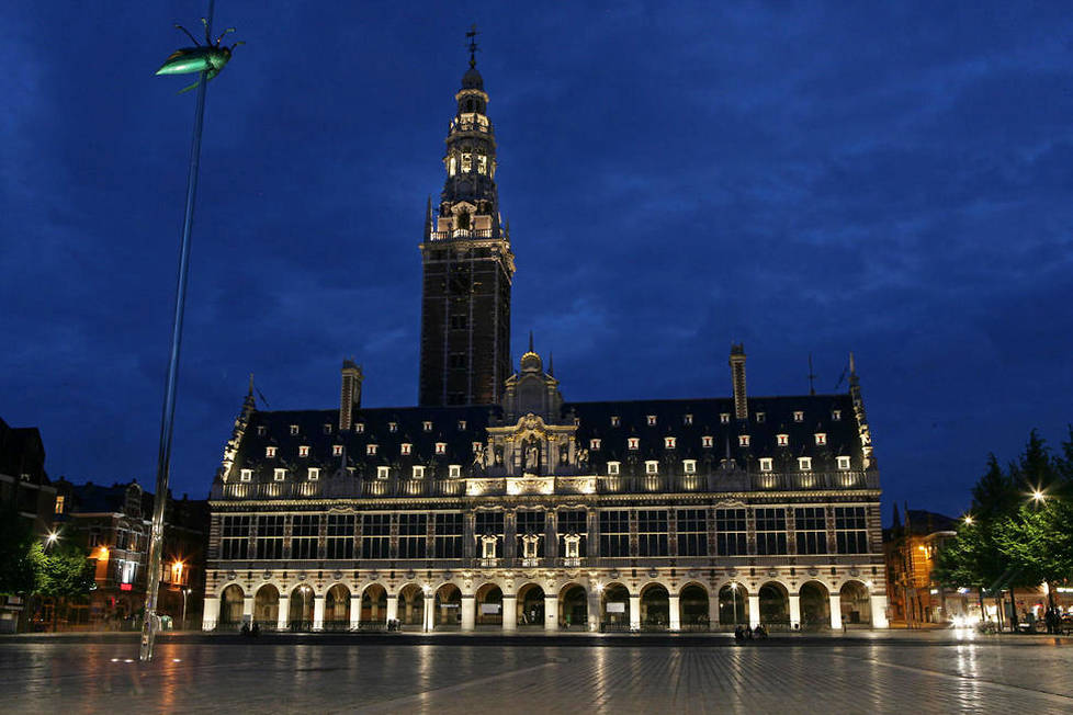 <p>
<B>Tresor.</B> La capitale de la biere en Belgique abrite la prestigieuse Universite Catholique de Louvain, dont la bibliotheque centrale, edifice de style neo-Renaissance, devoile toute sa splendeur de nuit. </p>
<p> </p>