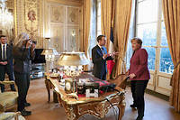 Place pour place. Sous l’œil de la photographe américaine Annie Leibovitz, Angela Merkel s’apprête à s’installer au bureau d’Emmanuel Macron, à l’Elysée, le 16 mars.  (C)Ludovic Marin/AP/SIPA