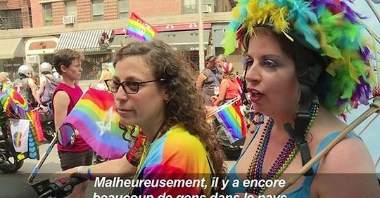 Vid O Des Milliers De Personnes D Filent Pour La Gay Pride New York