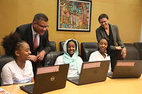  Le secretaire au Developpement international, qui va organiser le Sommet UK-Afrique, Alok Sharma, rencontre des filles qui apprennent a coder lors d'un voyage en Ethiopie.
