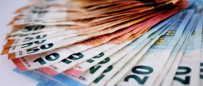 La dette publique francaise s'eleve a 40 000 euros par habitant.
