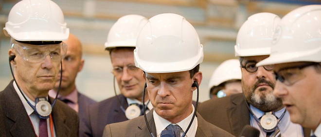 Visite en 2015 de Manuel Valls, alors Premier ministre, du site siderurgique Ukad (filiale d'Eramet) a Saint-Georges-de-Mons, avec Georges Duval (a gauche), directeur general d'Aubert & Duval.
