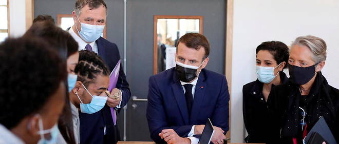 Emmanuel Macron, Patrick Pouyanne (Total), la ministre de la Jeunesse Sarah El Hairy et Elisabeth Borne au campus de formation industrielle de la fondation Total Industreet, a Stains, le 1er mars 2021.
