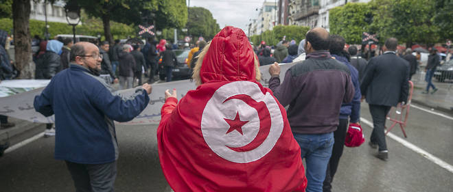 Les mesures prises par la Tunisie pour faire face a la pandemie de Covid-19 depuis 2020 ont des consequences sociales lourdes dans un pays qui etait deja a la peine economiquement.
