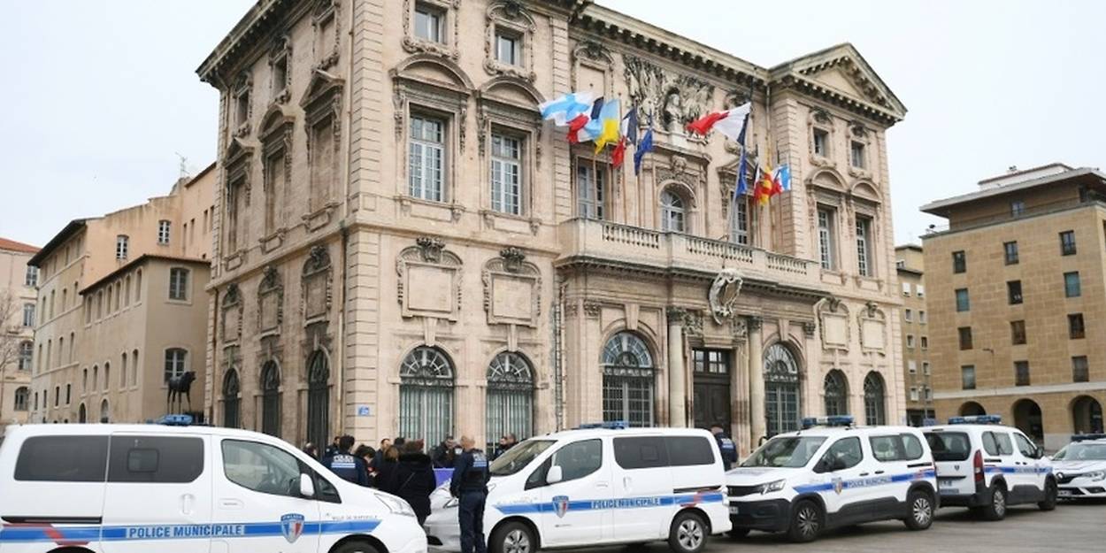 Marseille Un Policier Municipal Bless Par Un Homme Arm D Un Couteau