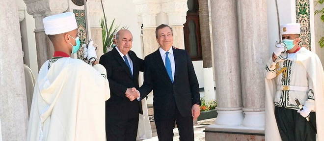Le president du Conseil italien Mario Draghi accueilli par le president algerien Abdelmadjid Tebboune au palais de la Mouradia a Alger le 18 juillet 2022.
