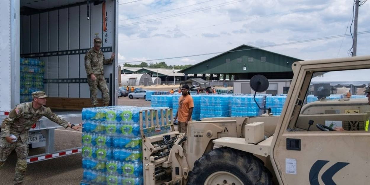 Dans La Capitale Du Mississippi Priv E D Eau L Arm E La Rescousse