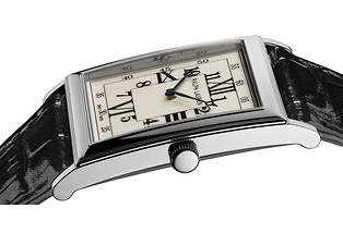 <p style="text-align:justify">Ralph Lauren décline sa nouvelle montre de la collection 867 en deux matériaux, argent sterling ou or rose 18 carats, et en deux tailles de boîtier, 32 mm ou 28 mm.
