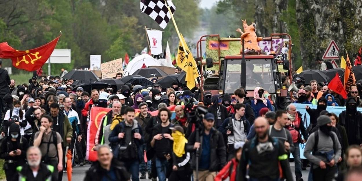 Des Milliers De Manifestants Aux Champs Contre L Autoroute Toulouse Castres