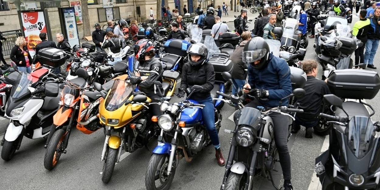 Les Motards En Col Re D Filent Dans Paris Contre Le Contr Le Technique