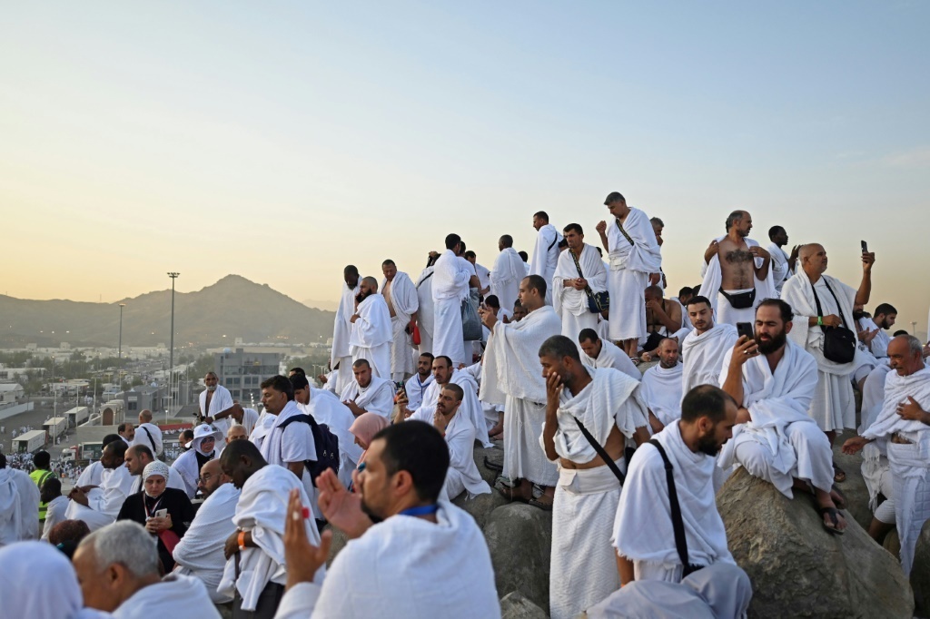 Les fidèles musulmans sur le Mont Arafat étape phare du grand pèlerinage