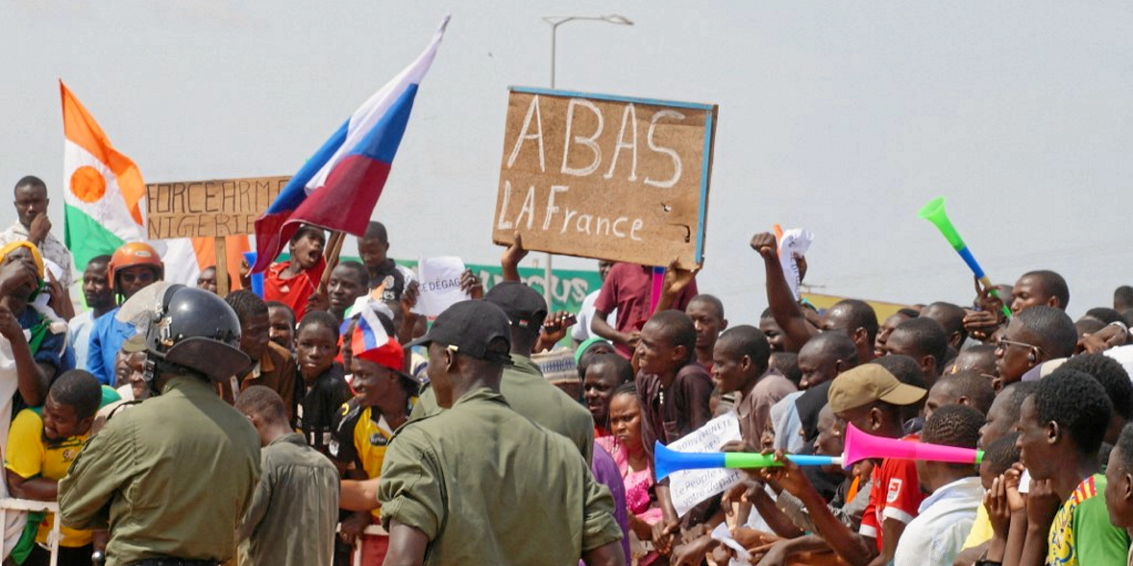 Malgré lultimatum lambassadeur de France est toujours au Niger