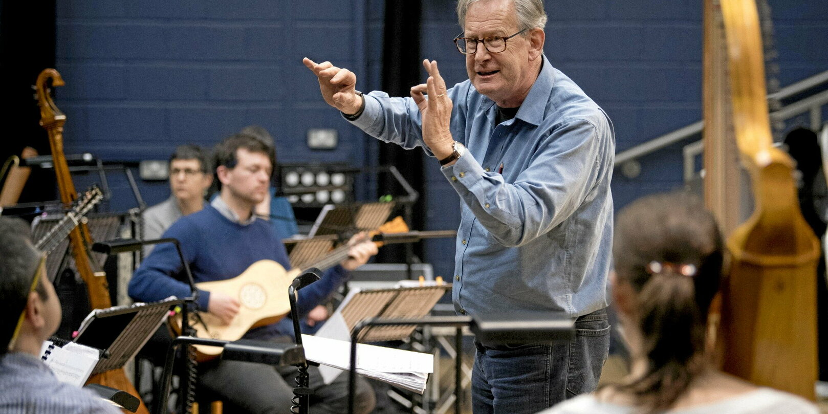 John Eliot Gardiner accusé davoir frappé un chanteur le chef d