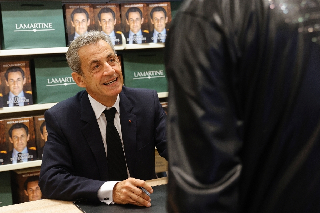 En D Dicace Neuilly Sarkozy Refuse De Commenter Sa Mise En Examen