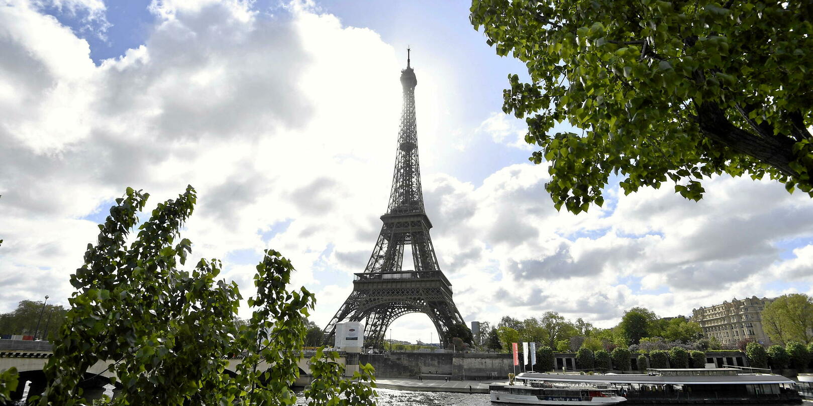 Que sait on sur les cercueils retrouvés devant la tour Eiffel