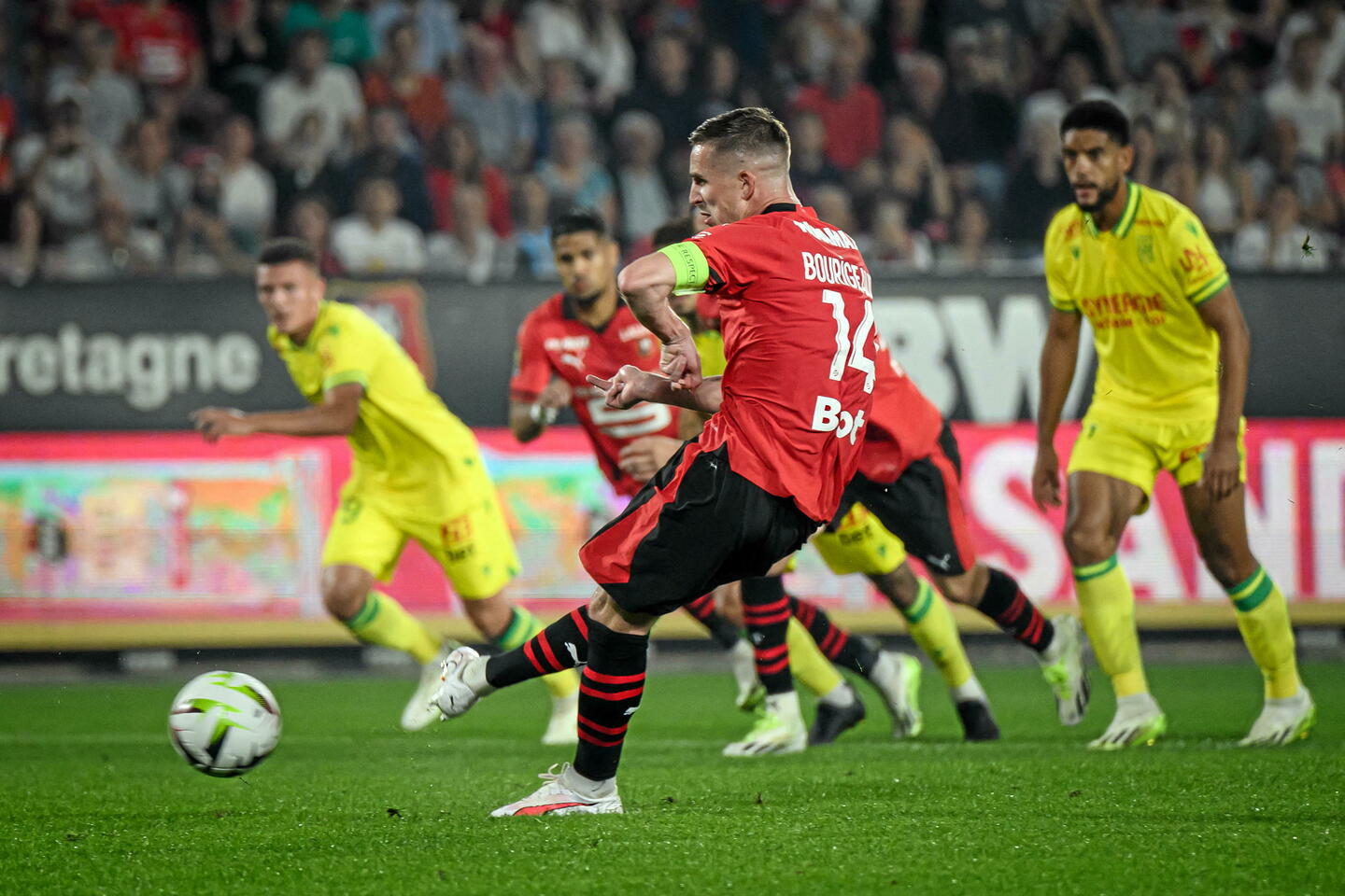 Le Stade Rennais convoqué par la commission de discipline après des chants  homophobes visant Nantes - L'Équipe