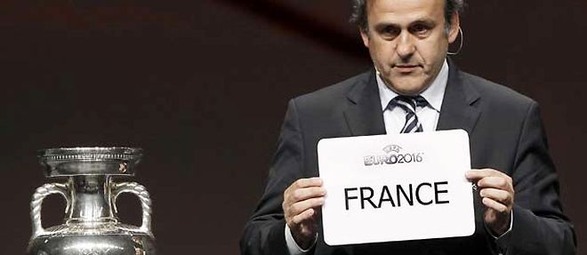 Michel Platini devoile le nom du pays organisateur pour l'Euro 2016 (C) Michael Sohn/AP/SIPA