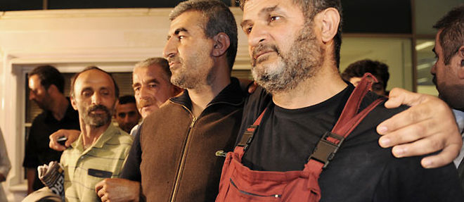 Adnan Tanriverdi (a gauche), Omer Naci Dincer(au centre), et Mehmet Salih Bulga (a droite), trois des Turcs qui faisaient partie de la flottille pour gaza et qui ont ete expulses par Israel mardi soir (C) BULENTKILIC / AFP