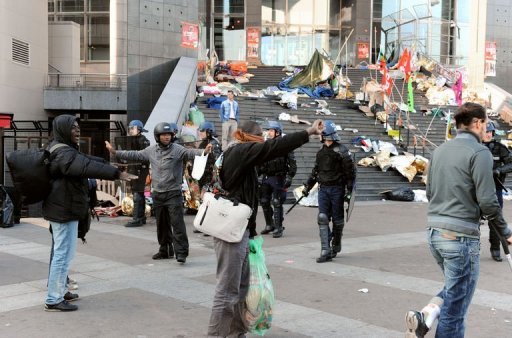 Plusieurs centaines de salaries sans-papiers evacues jeudi matin des marches de l'Opera Bastille a Paris ont decide dans la soiree de camper a nouveau devant le batiment pour protester contre le refus des autorites de les regulariser, a constate un journaliste de l'AFP.