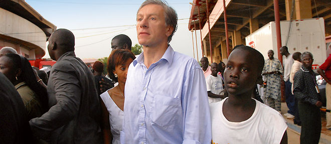 Aujourd'hui ambassadeur au Senegal et en Gambie, Jean-Christophe Rufin continue d'ecrire. Dans son "Katiba", il explore les motivations qui president a un attentat et "tisse la toile d'un thriller au gout de soufre". (C) JEAN-MICHEL TURPIN/FEDEPHOTO