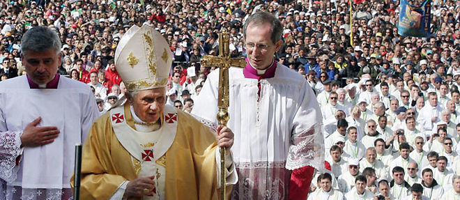 Un demi-million de personnes ont participe jeudi a la messe celebree par Benoit XVI a Fatima (C) AFP
