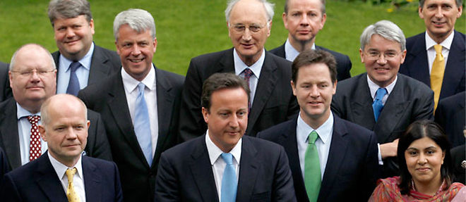 Le nouveau tandem David Cameron - Nick Clegg s'est mis au travail jeudi matin (C) REUTERS/Andrew Winning