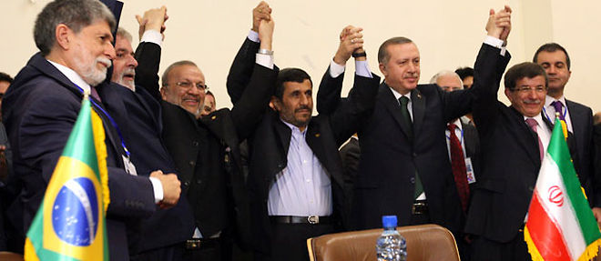 Le president iranien Mahmoud Ahmadinejad a signe lundi avec le Premier ministre turc Recep Tayyip Erdogan et le president bresilien Luiz Inacio Lula da Silva un important accord d'echange de combustible nucleaire (C) AFP PHOTO/ATTA KENARE