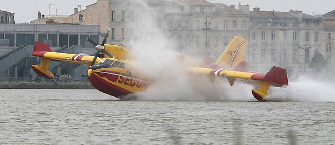 A Bordeaux, des demonstrations de canadairs avec amerrissage et ecopage sur la Garonne avaient lieu dans le cadre de Centen'Air (C) Cottereau Fabien / MAXPPP