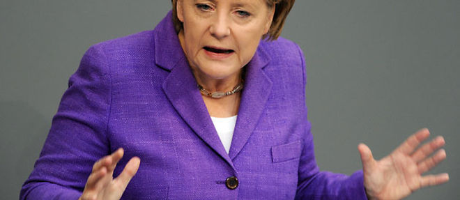 Angela Merkel lors de son discours aux deputes allemands, mercredi soir (C) AFP PHOTO DDP/MICHAEL KAPPELER GERMANY OUT
