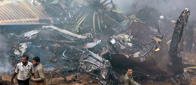 Le crash a fait 158 morts, samedi en Inde. 8 passagers ont survecu (C) AFP PHOTO/STR