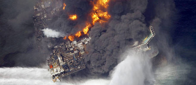 Mardi 20 avril, une explosion fait sombrer la plate-forme petroliere Deepwater Horizon, en plein golfe du Mexique. La structure etait exploitee par le groupe petrolier britannique BP (C) MICHAEL DEMOCKER / MAXPPP