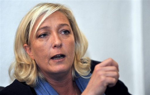 La vice-presidente du Front national, Marine Le Pen, a denonce mercredi le recul annonce de l'age legal de depart a la retraite au-dela de 60 ans, proposant de faire des economies sur les "depenses les plus nocives" comme l'Union europeenne ou l'immigration.