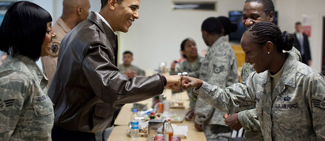 Barack Obama, ici en Afghanistan en mars 2010, prefere se concentrer sur Al-Qaeda plutot que de mener une "guerre contre le terrorisme" (C) Pete Souza / MAXPPP