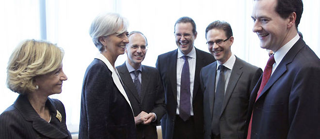 Les ministres de l'Economie espagnol, francais (Christine Lagarde), luxembourgeois, suedois, finlandais et britannique discutent lors d'une reunion a Bruxelles le 21 mai. Certains vont devoir se serrer la ceinture, d'autres non (C) FRANCOIS LENOIR / X01164