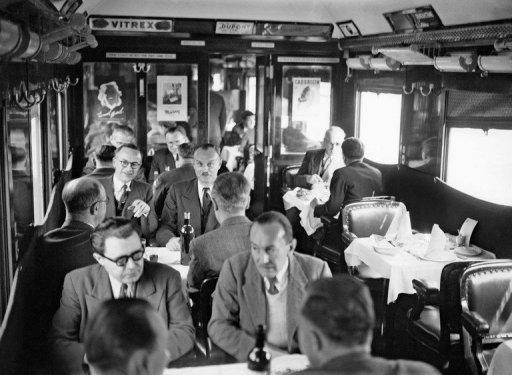 Il s'agit de deux wagons-restaurants de 56 places et 14 tables construits en 1928 et d'un wagon-lits de 1949, avec onze compartiments, de la Compagnie internationale des Wagons-lits, qui firent partie du legendaire Orient-Express qui sillonna l'Europe de Paris a Istanbul.